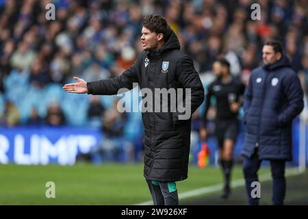 Sheffield, Royaume-Uni. 23 décembre 2023. Le Manager de Sheffield Wednesday Danny Rohl fait des gestes lors du Sheffield Wednesday FC v Cardiff City FC SKY BET EFL Championship Match au Hillsborough Stadium, Sheffield, Angleterre, Royaume-Uni le 23 décembre 2023 Credit : Every second Media/Alamy Live News Banque D'Images