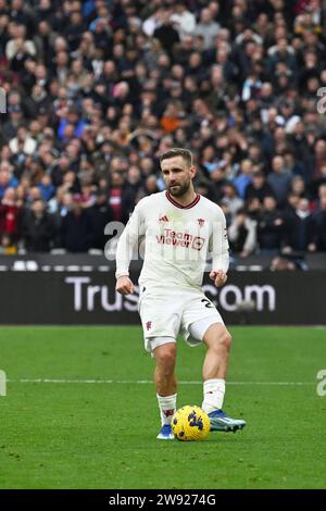 Londres, Royaume-Uni. 23 décembre 2023. Luke Shaw de Manchester Utd en action. Match de Premier League, West Ham Utd v Manchester United au London Stadium, Queen Elizabeth Olympic Park à Londres le samedi 23 décembre 2023. Cette image ne peut être utilisée qu'à des fins éditoriales. Usage éditorial seulement photo de Sandra Mailer/Andrew Orchard photographie sportive/Alamy Live News crédit : Andrew Orchard photographie sportive/Alamy Live News Banque D'Images