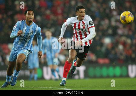 Sunderland, Royaume-Uni. 23 décembre 2023. Jobe Bellingham de Sunderland s'éloigne du Milan van Ewijk de Coventry City lors du Sky Bet Championship Match entre Sunderland et Coventry City au Stadium of Light, Sunderland le samedi 23 décembre 2023. (Photo : Michael Driver | MI News) crédit : MI News & Sport / Alamy Live News Banque D'Images