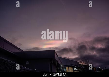 Didcot, Angleterre, samedi 23 décembre 2023, de rares nuages stratosphériques polaires (PSC), également connus sous le nom de nuages nacrés, apparaissent dans le ciel de façon spectaculaire au-dessus du Didcot Orchard Centre. Crédit : LU Parrott/ Alamy Live News Banque D'Images