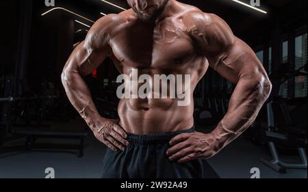 Portrait d'un homme musclé athlétique. Concept de fitness. Supports mixtes Banque D'Images