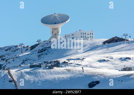 Station d'antenne radar parabolique dans le champ. antennes paraboliques. Grande antenne parabolique contre le ciel. Antenne parabolique à la station terrestre avec un ciel Banque D'Images