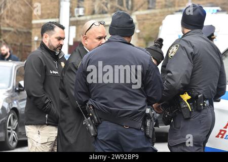 Bronx, New York, États-Unis. 23 décembre 2023. (NOUVEAU) la police a tiré dans le Bronx, New York. 23 décembre 2023, Bronx, New York, États-Unis : les autorités ont été vues en train de rassembler des preuves et de travailler sur les lieux d'une fusillade de la police dans le Bronx, samedi après-midi dans le quartier de Creston Avenue et Minerva place. Deux agents ont répondu au 2865, avenue Creston, 13e étage, appartement G et ont été accueillis par une femme de 19 ans avec des blessures en tranches à la région du visage. un suspect de 30 ans qui a déclaré qu'il allait tuer sa famille tenait sa mère dans une serrure avec un couteau et les agents ont été tués par balle Banque D'Images