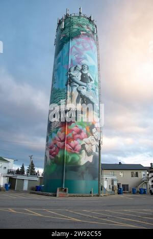 Murale le gardien sur un château d'eau à Dorion, Québec, Canada Banque D'Images