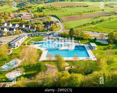 Vue drone grand angle d'une piscine extérieure entourée de paysage verdoyant au soleil, vue aérienne, piscine extérieure Calw, Stammheim Banque D'Images