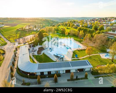 Vue aérienne grand-angle d'une piscine avec divers bassins et toboggans à la lumière du soir, piscine extérieure Calw, Stammheim de l'utilité publique Calw Banque D'Images