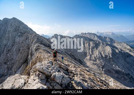 Alpiniste sur une crête étroite, tour de montagne au sommet de la Hochkalter, Hochkalter traversée, Alpes de Berchtesgaden, Bavière, Allemagne, Europe Banque D'Images