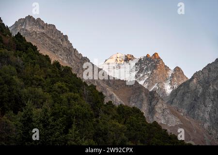 Pic glaciaire au coucher du soleil, parc national d'Ala Archa, montagnes de Khirgiz Ala-Too, région de Chuy, Kirghizistan Banque D'Images