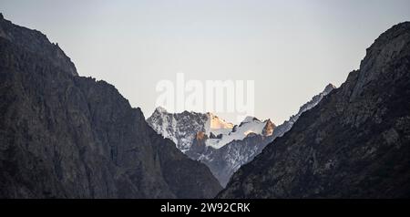 Pic glaciaire au coucher du soleil, parc national d'Ala Archa, montagnes de Khirgiz Ala-Too, région de Chuy, Kirghizistan Banque D'Images