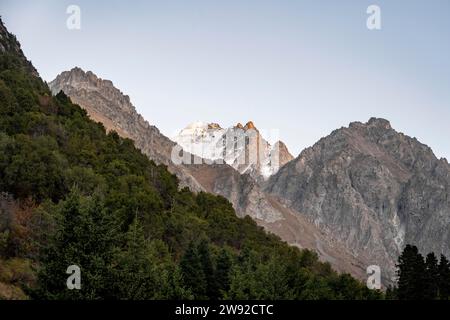 Pic glaciaire au coucher du soleil, parc national d'Ala Archa, montagnes de Khirgiz Ala-Too, région de Chuy, Kirghizistan Banque D'Images