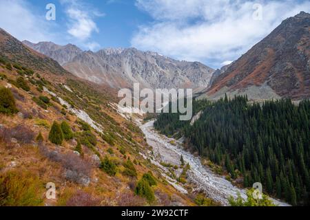 Vue sur une vallée de montagne avec le ruisseau Ak Say, paysage de montagne automnal, parc national Ala Archa, montagnes Khirgiz Ala-Too, région de Chuy, Kirghizistan Banque D'Images
