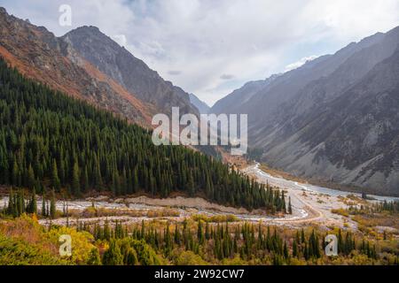 Vue sur la vallée de l'Ala Archa, paysage de montagne automnal, ruisseau de montagne Ak Say et Ala Archa, parc national d'Ala Archa, montagnes Khirgiz Ala-Too, Banque D'Images