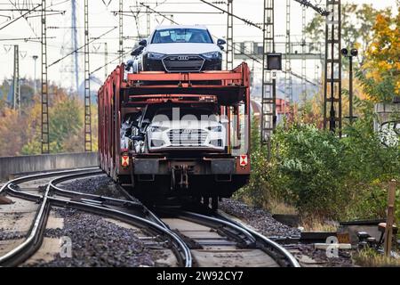 Train de marchandises chargé de véhicules Audi neufs, voyageant sur la Schusterbahn, un contournement de la gare principale de Stuttgart, Stuttgart, Baden-Wuerttemberg Banque D'Images