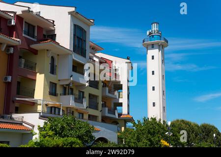 Phare blanc dans un complexe hôtelier sous un ciel bleu clair, phare, Aheloy, Burgas, Mer Noire, Bulgarie Banque D'Images