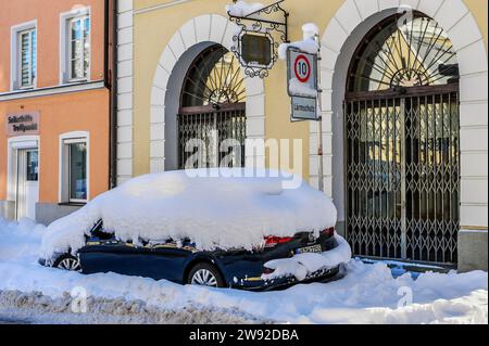 Voiture couverte de neige avec de la neige fraîche, hiver, Kempten, Allgaeu. Bavière, Allemagne Banque D'Images