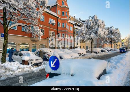 Voitures enneigées avec neige fraîche, hiver, Kempten, Allgaeu. Bavière, Allemagne Banque D'Images