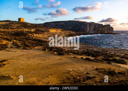 Bande côtière à la tour de guet de Dwejra de 1652 à la baie de Dweira à l'ouest de l'île de Gozo. Saint Lawrence, Malte Banque D'Images