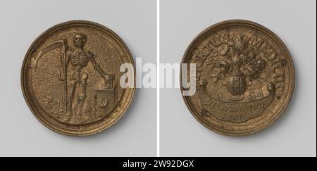 Guilde des chirurgiens à Amsterdam, accès pour l'Hortus Medicus de H. Tullingh, Anonyme, médaille 1788 médaille Brass Medal. Devant : la mort, représentée comme un cadre, à Bloemenveld avec la faux dans la main droite et avec la main gauche sur un sablier, qui est sur un piédestal. Revers : vase avec des fleurs entre les années ; Op vase : blason au-dessus de cartouche couverture intérieure Amsterdam laiton (alliage) moulage / gravure Amsterdam Banque D'Images