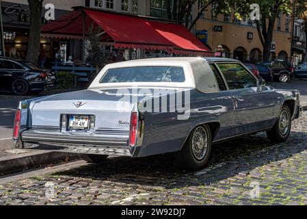 Vintage Cadillac coupe DeVille, USA, voiture de luxe américaine coupe de ville, voiture pour représentation, arrière, année de fabrication 1980 à 1985, Friedberg Banque D'Images