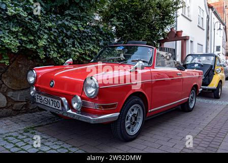 Oldtimer BMW 700 Cabriolet, cabriolet, petite voiture, année de construction 1959 à 1965, derrière elle scooter Isetta 300, Friedberg, Wetterau, Hesse Banque D'Images