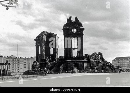 Les décombres de la Frauenkirche de Dresde de George Bähr, brûlés après le raid de bombardement du 13 février 1945 et se sont effondrés le 15 février 1945. estimation de la date Banque D'Images