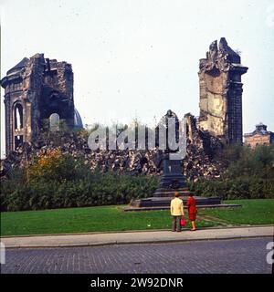 Les décombres de la Frauenkirche de Dresde de George Bähr, brûlés après le raid de bombardement du 13 février 1945 et se sont effondrés le 15 février 1945. estimation de la date Banque D'Images