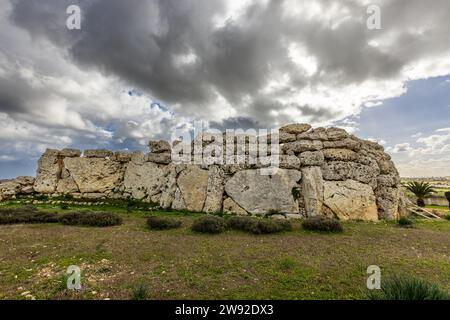 Les temples Ġgantija sur l'île de Gozo font partie des temples mégalithiques de Malte, classés au patrimoine mondial de l'UNESCO, et sont les plus anciens bâtiments autoportants à moitié préservés du monde. Xaghra, Malte Banque D'Images