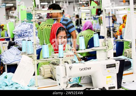 Näherinnen In der Fabrik à Dhaka le 23 décembre 2023, une travailleuse de prêt-à-porter travaille dans une usine de vêtements à Dhaka, au Bangladesh. Les usines textiles bangladaises produisent des vêtements, dont elles fournissent les marques les plus importantes au monde et qui représentent 84% des exportations totales du pays. Le Bangladesh est l'un des plus grands exportateurs de textiles au monde, employant plus de 4 millions de personnes, dont la plupart sont des femmes. La main-d oeuvre du Bangladesh est l une des moins chères de la région et, par conséquent, elle a atteint une position avantageuse par rapport à d autres secteurs sur le marché mondial du textile. Dhaka Dhaka Banque D'Images