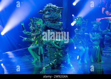 Cologne, Allemagne. 23 décembre 2023. Le personnage 'The Trolll' est sur scène dans la finale du spectacle ProSieben 'The Masked Singer'. Crédit : Rolf Vennenbernd/dpa/Alamy Live News Banque D'Images