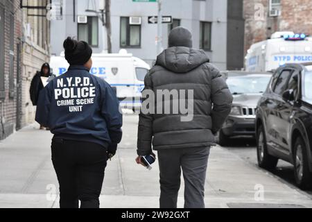 Des officiers de la police de New York sur les lieux du crime. Les autorités ont été vues en train de rassembler des preuves et de travailler sur les lieux d’une fusillade policière dans le Bronx, samedi après-midi dans le secteur de Creston Avenue et Minerva place. Deux agents ont répondu au 2865, avenue Creston, 13e étage, appartement G et ont été accueillis par une femme de 19 ans avec des blessures en tranches à la région du visage. Le suspect tenait sa mère dans une serrure à tête avec un couteau et les officiers ont tué le suspect après qu'il ait refusé de laisser tomber l'arme. (Photo de Kyle Mazza/SOPA Images/Sipa USA) Banque D'Images