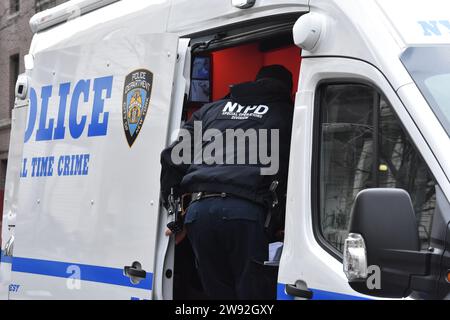 Des officiers de la police de New York sur les lieux du crime. Les autorités ont été vues en train de rassembler des preuves et de travailler sur les lieux d’une fusillade policière dans le Bronx, samedi après-midi dans le secteur de Creston Avenue et Minerva place. Deux agents ont répondu au 2865, avenue Creston, 13e étage, appartement G et ont été accueillis par une femme de 19 ans avec des blessures en tranches à la région du visage. Le suspect tenait sa mère dans une serrure à tête avec un couteau et les officiers ont tué le suspect après qu'il ait refusé de laisser tomber l'arme. (Photo de Kyle Mazza/SOPA Images/Sipa USA) Banque D'Images