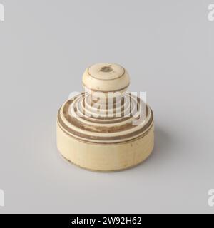 Timbre de sceau et tampon de compteur avec armoiries de Cornelis Lampsins, Anonyme, timbre de 1671. Boîte grand timbre rond argenté avec un pied creux. Sur la zone d'estampage montrer l'arme couronnée (baleine : Cornelis Lampsins), portée par 2 moutons, chacun avec un bâton avec croix portant un fanion, la gauche avec l'inscription ci, la droite. Derrière l'arme se classe avec des fruits. Renouvellement entre le grand et le petit bord de perle. Petit tampon octogonal contre-sceau avec base creuse, poignée manquante, arme couronnée avec baleine. Boîte ivoire ronde tournée avec couvercle à vis profilé. Inscription + marques. Pays-Bas (peut-être) s Banque D'Images