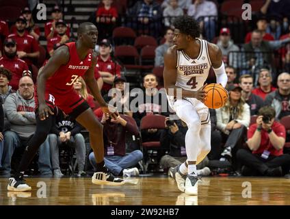 L'attaquant des Rutgers Scarlet Knights Mawot Mag (3) défend l'attaquant des Mississippi State Bulldogs Cameron Matthews (4) en première mi-temps lors du match de basket-ball Gotham Classic au Prudential Center de Newark, New Jersey, le samedi 23 décembre 2023. Duncan Williams/CSM Banque D'Images