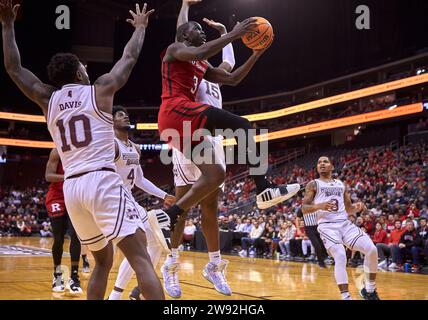 L'attaquant des Rutgers Scarlet Knights, Mawot Mag (3 ans), se dirige vers le panier contre les défenseurs des Mississippi State Bulldogs en première mi-temps lors du match de basket-ball Gotham Classic au Prudential Center de Newark, New Jersey, le samedi 23 décembre 2023. Duncan Williams/CSM Banque D'Images