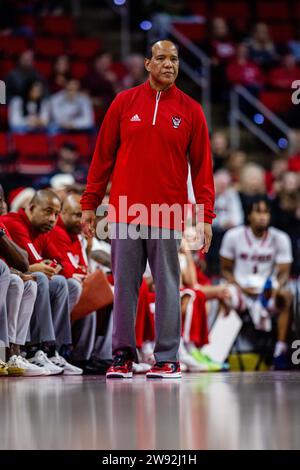 Raleigh, Caroline du Nord, États-Unis. 23 décembre 2023. Kevin Keatts, entraîneur-chef des North Carolina State Wolfpack, lors du match de basket-ball de la NCAA contre les Detroit Mercy Titans au PNC Arena de Raleigh, en Caroline du Nord. (Scott Kinser/CSM). Crédit : csm/Alamy Live News Banque D'Images