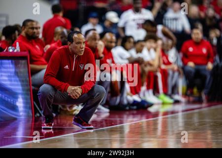 Raleigh, Caroline du Nord, États-Unis. 23 décembre 2023. Kevin Keatts, entraîneur-chef des North Carolina State Wolfpack, lors du match de basket-ball de la NCAA contre les Detroit Mercy Titans au PNC Arena de Raleigh, en Caroline du Nord. (Scott Kinser/CSM). Crédit : csm/Alamy Live News Banque D'Images