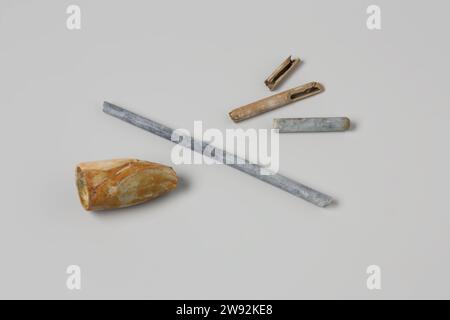 Extrait d'une tête de tuyau et de tuyaux de l'épave du t Vliegend Hart des Indiens de l'est, 1700 - 1735 Une tête cassée d'un tuyau Gouda en terre, avec les plans de Blauwrode Metallican. Deux morceaux de tige. Argile pour tuyaux Gouda Banque D'Images