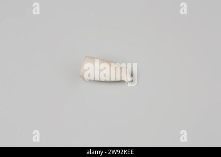 Extrait d'une tête de pipe de l'épave du t Vliegend Hart des Indiens de l'est, WS, 1700 - 1735 tête sans tige d'une pipe Goudse en terre, de couleur bleu -blanc. Légèrement endommagé. Talon marque ws. Fragments de bols et de tiges. Argile pour tuyaux Gouda Banque D'Images