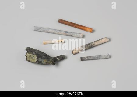 Extrait d'une tête de tuyau et de tuyaux de l'épave du t Vliegend Hart des Indiens de l'est, 1700 - 1735 tête cassée avec une partie de la tige d'une pipe Goudse en terre avec une décoloration semblable au goudron. Cinq morceaux de vol. Fragments de bols et de tiges. Argile pour tuyaux Gouda Banque D'Images