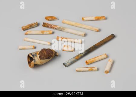 Extrait d'une tête de tuyau et de tuyaux de l'épave de l'East Indians' t Vliegend Hart , 1700 - 1735 Une tête cassée d'une pipe Goudse en terre avec une rouille en morceaux et un tesson de tête. Treize morceaux de tige, également avec de la rouille. Argile pour tuyaux Gouda Banque D'Images