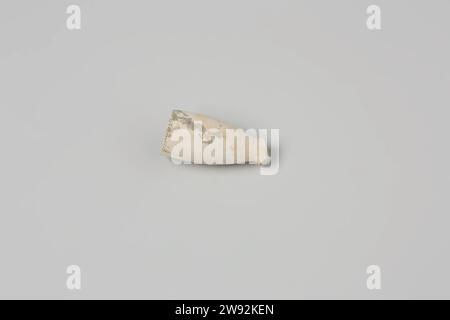 Extrait d'une tête de pipe de l'épave du t Vliegend Hart des Indiens de l'est, WS, 1700 - 1735 tête sans tige d'une pipe Goudse en terre, bleu et blanc jaunâtre. Talon marque ws. Légèrement endommagé. Fragments de bols et de tiges. Argile pour tuyaux Gouda Banque D'Images