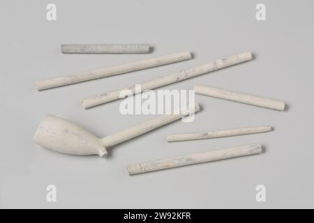 Extrait d'une tête de tuyau et de tuyaux de l'épave de l'East Indians' t Vliegend Hart , 1700 - 1735 une tête d'une pipe Goudse en terre et six morceaux de vol. La tête a encore un morceau de tige et porte talon marque couronné 67. Deux tiges ont des décorations. Argile pour tuyaux Gouda Banque D'Images