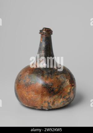 Bouteille de vin avec du vin de l'épave de l'Indien de l'est t Vliegend Hart ,, 1700 - 1735 vin vin Uivid bouteille de verre vert rempli de vin rouge (Porto), fermé avec un bouchon. Le fil que le bouchon devait garder sur la bouteille a disparu. Verre néerlandais. vin Banque D'Images
