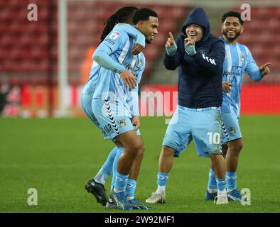 Sunderland, Royaume-Uni. 23 décembre 2023. Callum O'Hare de Coventry City danse le bébé du Milan van Ewijk de Coventry City lors du Sky Bet Championship Match entre Sunderland et Coventry City au Stadium of Light, Sunderland le samedi 23 décembre 2023. (Photo : Michael Driver | MI News) crédit : MI News & Sport / Alamy Live News Banque D'Images