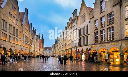 Münster, NRW, Allemagne. 23 décembre 2023. Les amateurs de Noël et les touristes se promènent le long de la jolie rue médiévale Prinzipalmarkt, dans la vieille ville gothique historique de Münster, par une dernière journée de shopping pluvieuse avant la veille de Noël. Crédit : Imageplotter/Alamy Live News Banque D'Images