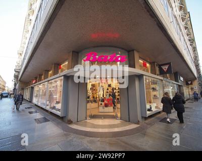 TURIN, ITALIE - 28 NOVEMBRE 2023 : vitrine Bata Banque D'Images