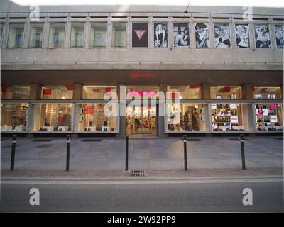 TURIN, ITALIE - 28 NOVEMBRE 2023 : vitrine Bata Banque D'Images