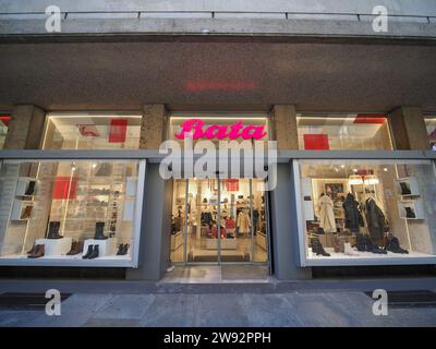 TURIN, ITALIE - 28 NOVEMBRE 2023 : vitrine Bata Banque D'Images