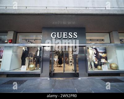 TURIN, ITALIE - 28 NOVEMBRE 2023 : devinez la vitrine Banque D'Images