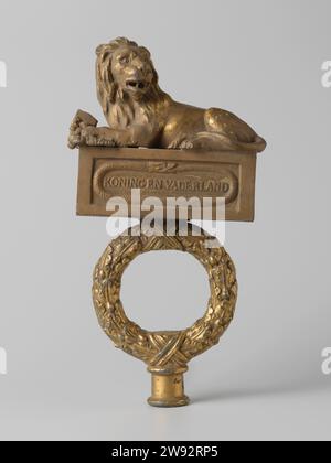 État-major - couronnant un étendard de l'armée néerlandaise au moment du soulèvement belge, c. 1800 - c. 1832 décorations métalliques d'une bannière ou d'un étendard composé d'un lion avec épée sur un bloc comprenant une couronne d'olivier. Cette copie est creuse et coulée à partir d'une fine couche de cuivre. Le lion est lâche avec une épée intacte. Ornement de bâtons. Pays-Bas cuivre (métal) pays-Bas. Belgique Banque D'Images